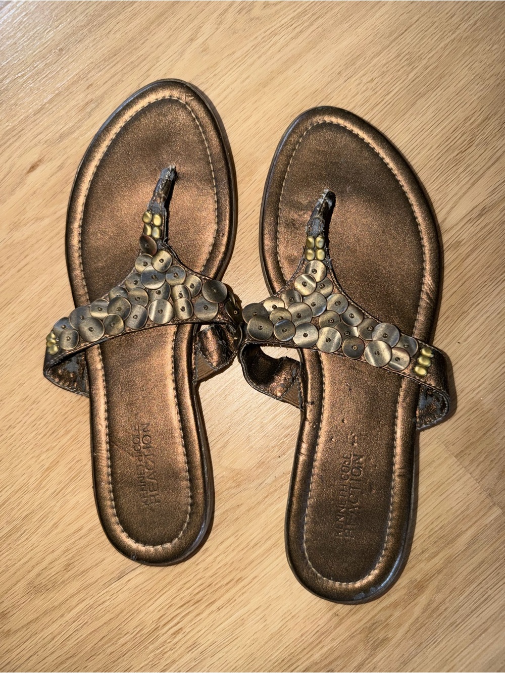 Kenneth Cole Reaction Bronze Sequin T-Strap Women's Sandals 7.5